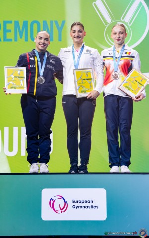 wag aa f podium sfe08327 copia simone ferraro ph